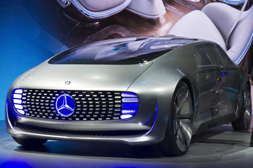 无人驾驶汽车在路上