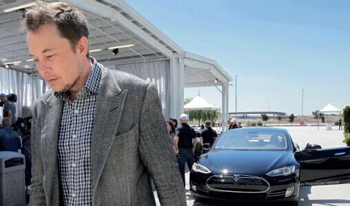 p77 外电称, 特斯拉全球总裁伊隆·马斯克对于产品的要求极为苛刻，这也就造成了其独断专行的行事做法，与他意见不合的高层都会被赶出公司。