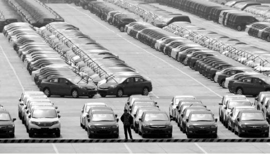 12日,中汽协公布数据显示,4月汽车经销商库存预警指数为60.5%,这已是该指数连续第7个月处于50%的警戒线之上。 东方IC图 12日,中汽协公布数据显示,4月汽车经销商库存预警指数为60.5%,这已是该指数连续第7个月处于50%的警戒线之上。 东方IC图