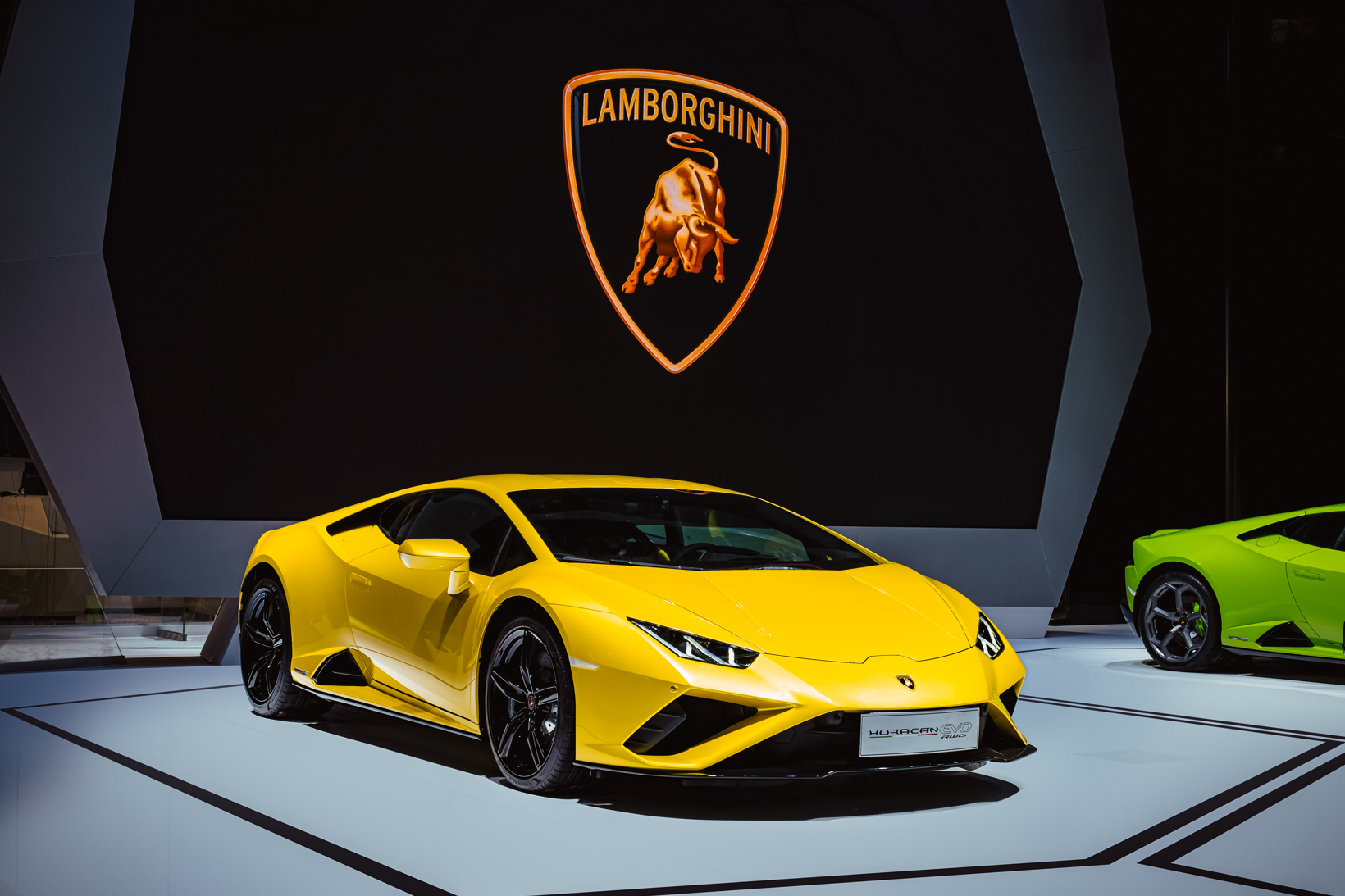 兰博基尼携Urus哑光漆特别版及Huracán EVO后驱版登陆广州车展