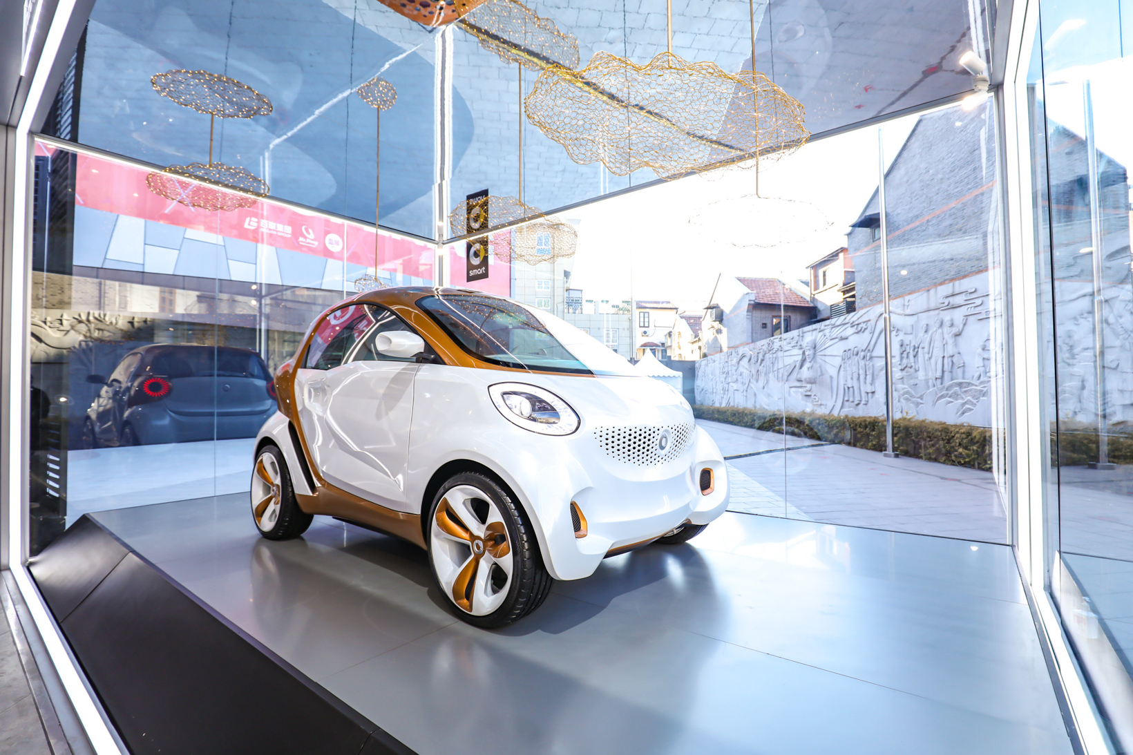 4. smart Concept Car 2011 搭载全球第一款能够通过阳光产生能量的透光车顶.jpg