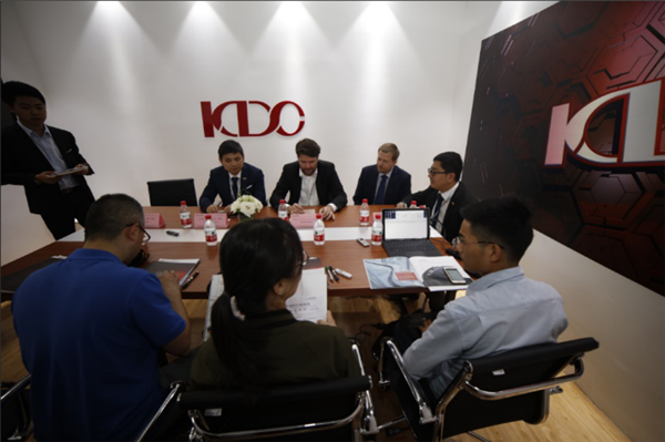 康得新、康得复材炫酷黑科技打造汽车轻量化未来
