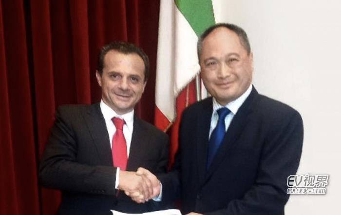 比亞迪純電動巴士駛?cè)胛魑骼飴u