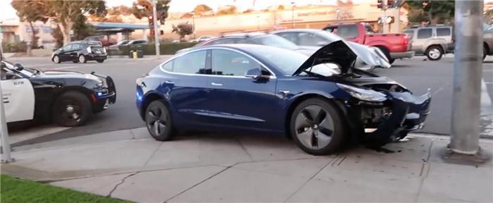 特斯拉Model 3撞上交通灯 仅车辆前部内凹