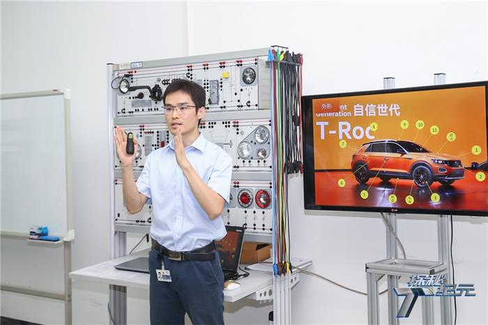 暴雨中稳稳急刹 T-ROC探歌展示过人实力