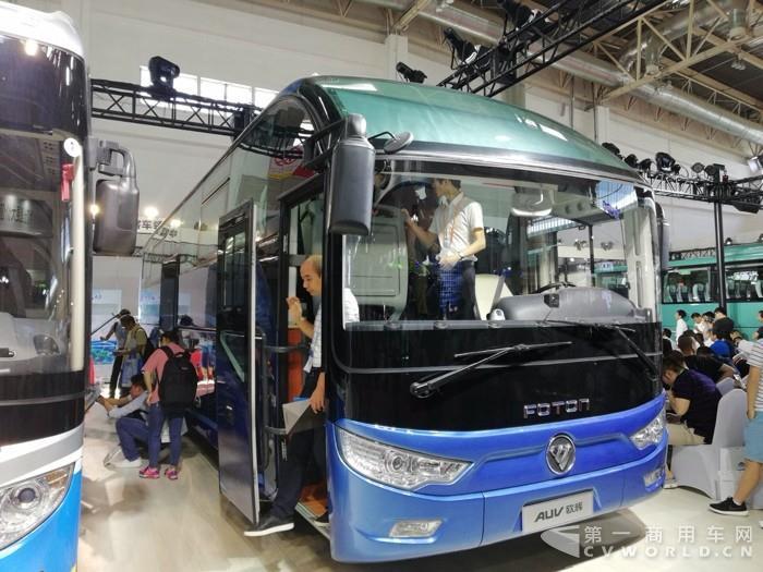福田可搭载康明斯ISGe320动力的欧辉BJ6122双风挡城间客车2.jpg