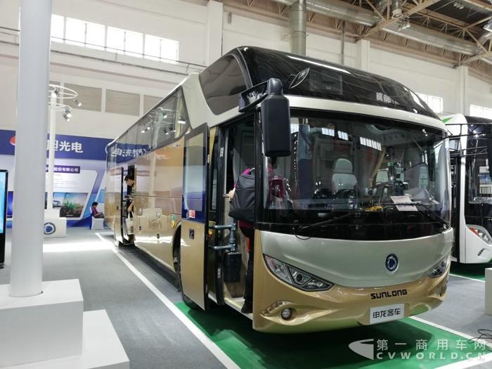 申龙SLK6126ALD52双风挡公路客车.jpg