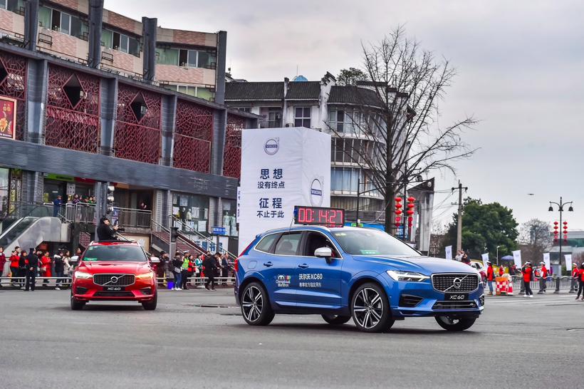 沃尔沃XC60助力成都双遗马拉松