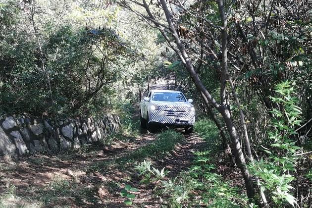 长安全新皮卡路试谍照