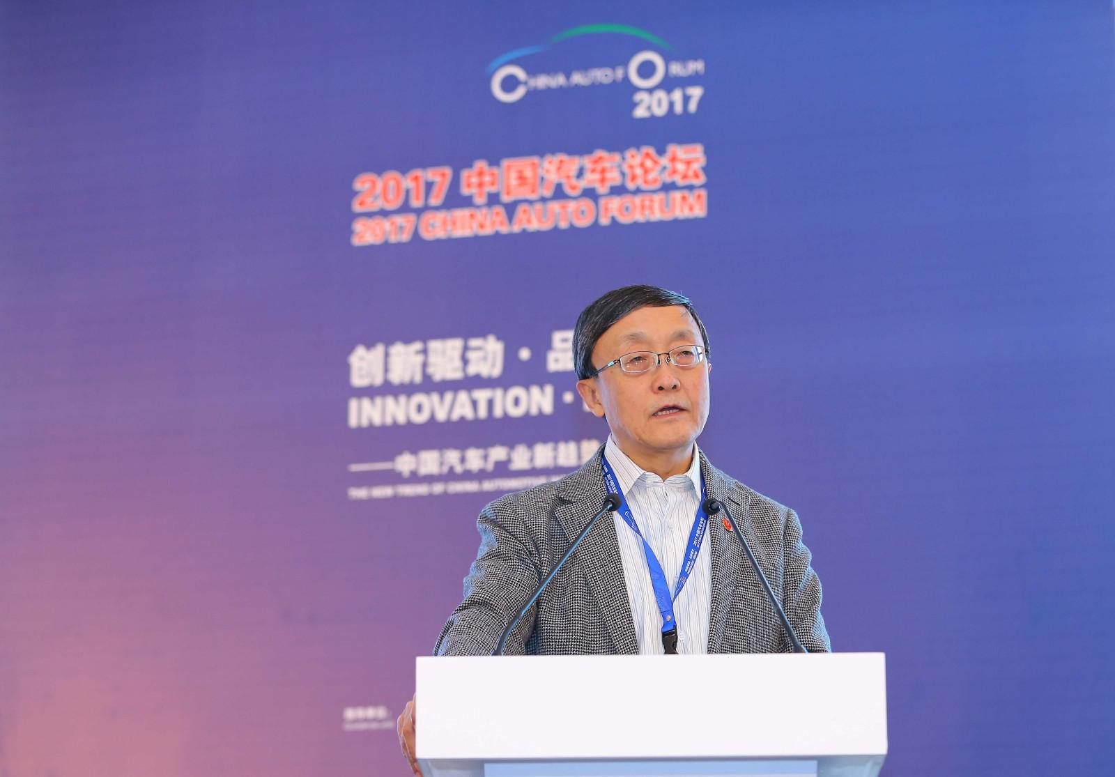 【2017中国汽车论坛】张立群:城镇化矛盾对汽车市场发展带来限制