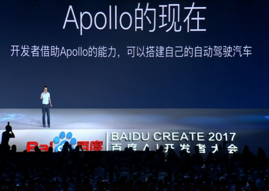 李彦宏乘无人车参会助阵 百度正式发布Apollo计划1.0