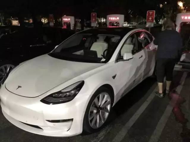 特斯拉Model 3白色内饰版