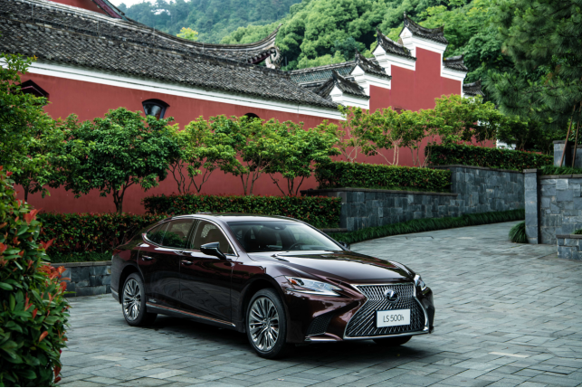 买一辆LEXUS LS500h 你拥有的是背后每个匠人6万小时的时间