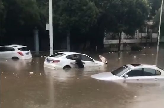 电动汽车,电池,纯电动汽车,路面积水 电动汽车,电池,纯电动汽车,路面积水