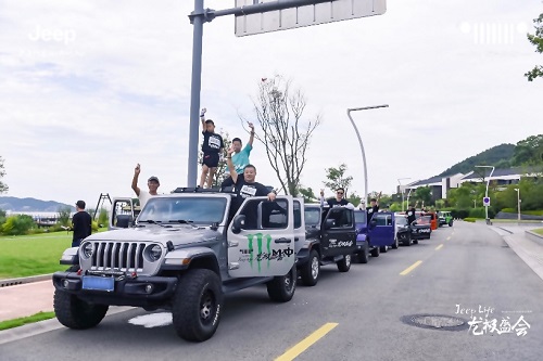 Jeep探享聚乐部经销商授牌 诠释“车+生活+社交”新理念