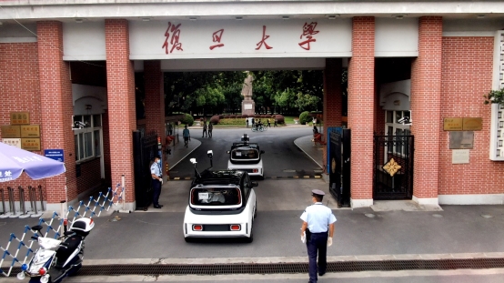 新宝骏携手复旦大学在国内第一次实践“智慧迎新”新模式