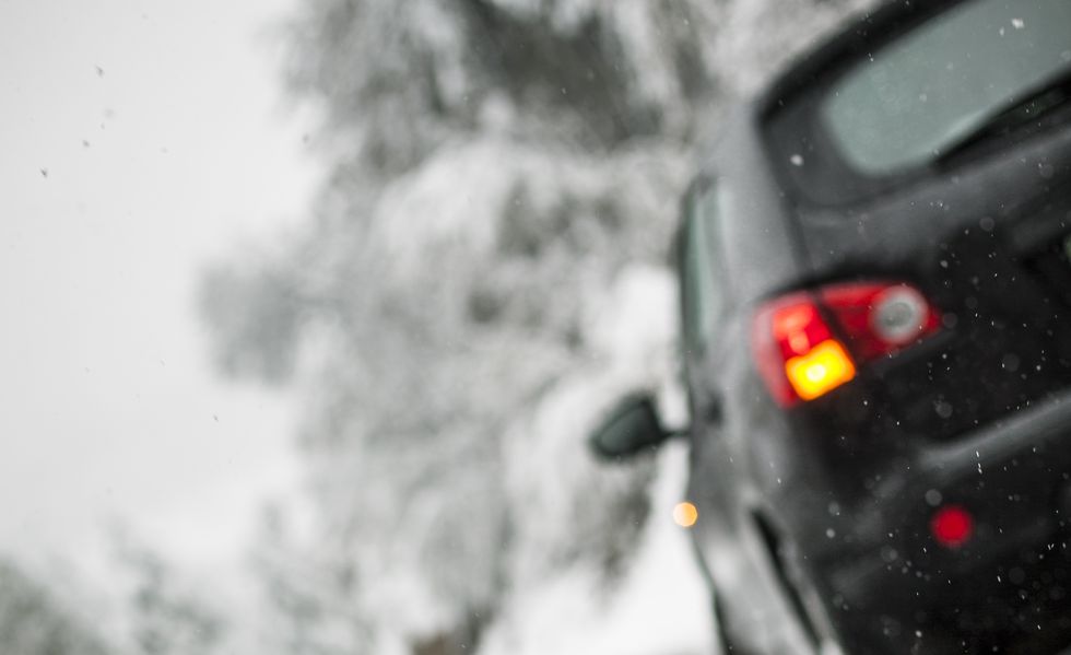 car-breakdown-on-snowy-road-royalty-free-image-1601040862.jpg