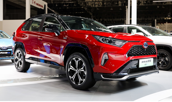 一汽丰田加速新能源布局  RAV4荣放双擎E+、奕泽IZOA双擎中国首发亮相