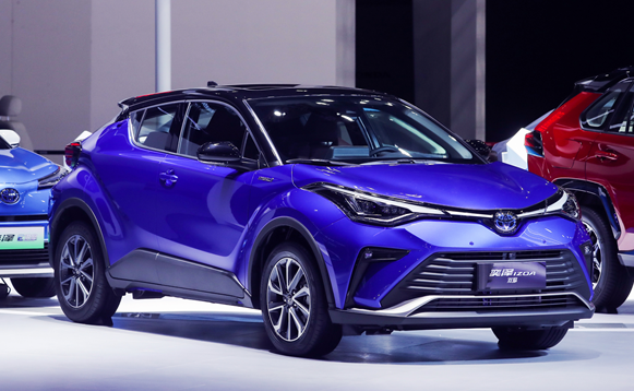 一汽丰田加速新能源布局  RAV4荣放双擎E+、奕泽IZOA双擎中国首发亮相