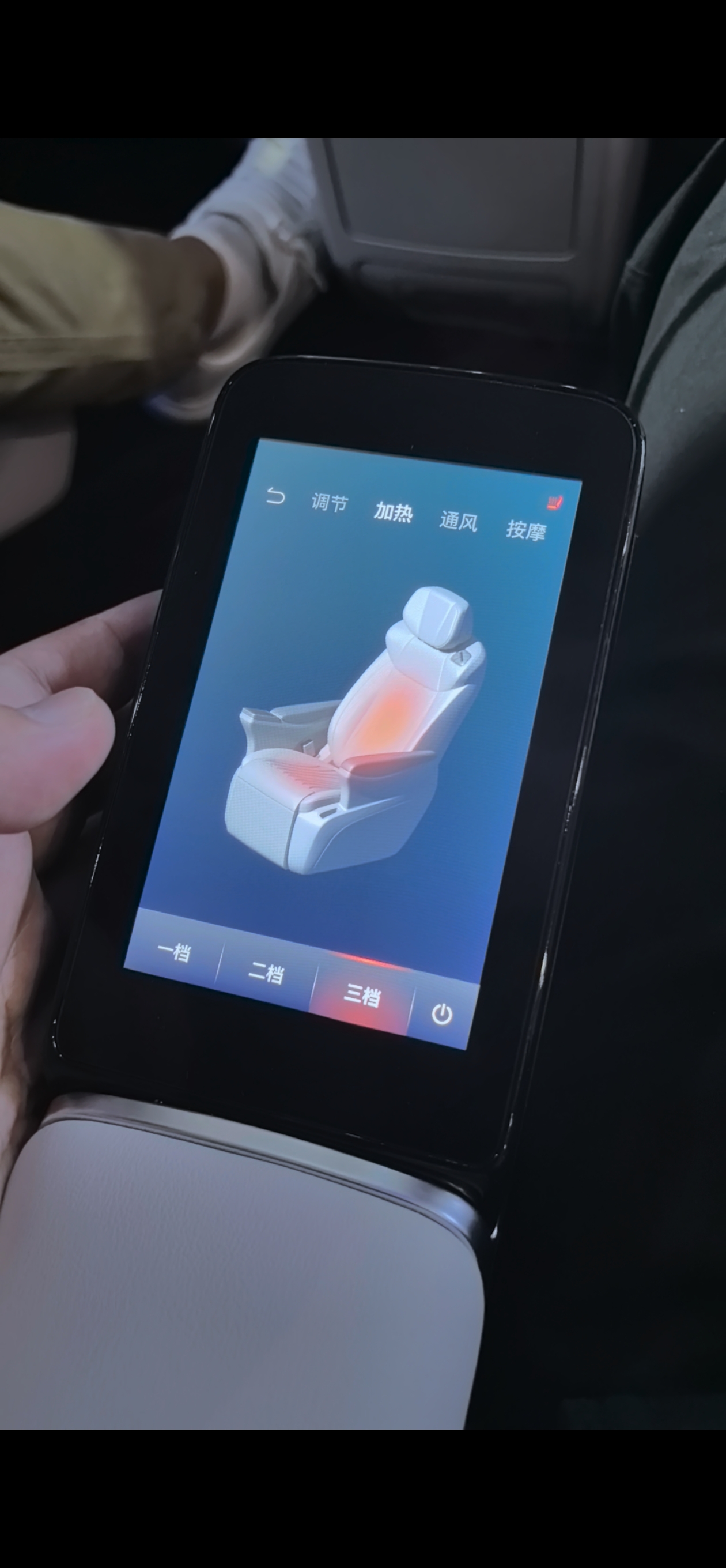 新泗威车载后排航空座椅控制显示器 | 申报2025第七届金辑奖最佳技术实践应用奖