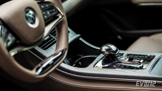 全系标配四驱的汉DM到店与汉EV联手冲击豪华轿车市场