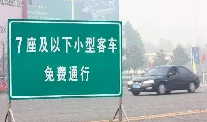 五菱造9座车,6年免检+C1驾照,能戳中“三胎家庭”的需求?