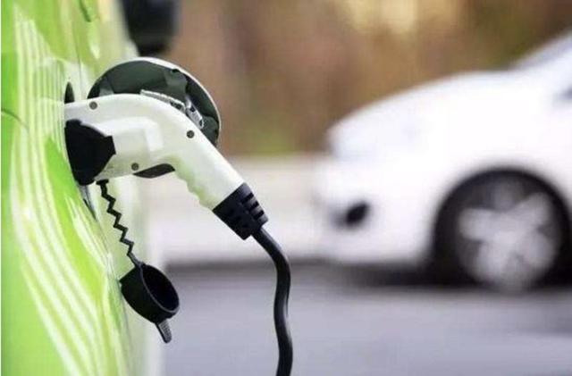 为什么“野蛮人”恒大顶风冒进,“失意者”现代却果断刹车?