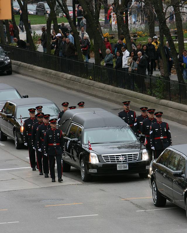 老款凯迪拉克dts灵车(加拿大安大略省副省长林肯·亚历山大葬礼)在