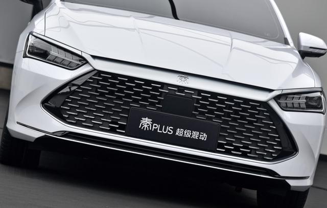 比亚迪超级混动亮相:秦PLUS酷似小汉,百公里油耗3.8L 比亚迪超级混动亮相:秦PLUS酷似小汉,百公里油耗3.8L