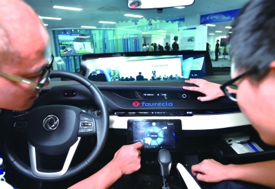 工作人员操作AX7智能座舱  