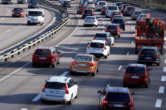 有人驾驶卡车的指引下,以90km/h时速在西班牙巴塞罗那公路行驶200km