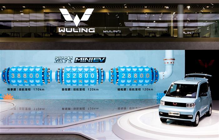 【车展|新车】从缺席到大步年轻化，五菱成都车展想说的话太多