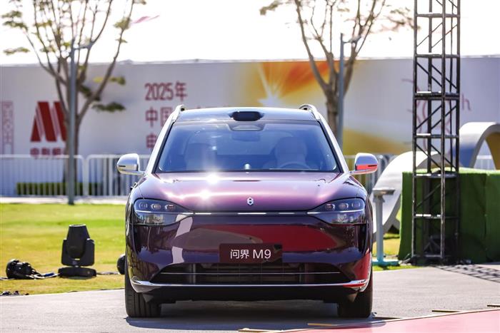 问界M9闪耀2025中国电影金鸡奖颁奖典礼