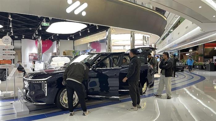 30万级大六座SUV，智己LS9和问界M8，哪款更值得推荐？