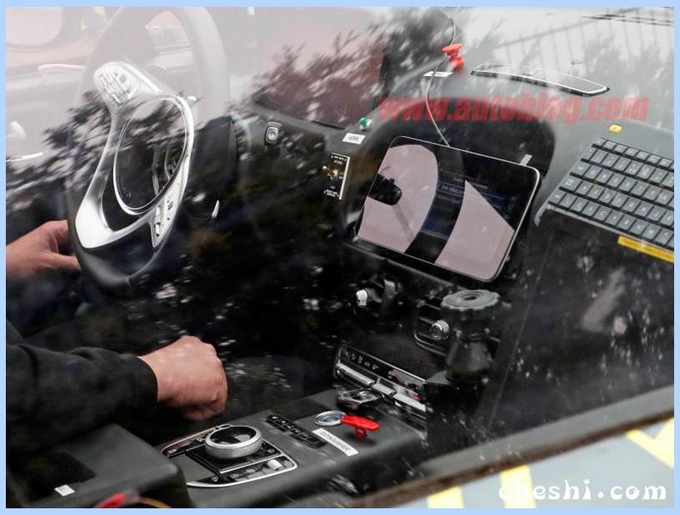 SUV，阿斯顿&middot;马丁轿跑SUV,阿斯顿&middot;马丁轿跑SUV谍照，阿斯顿&middot;马丁轿跑SUV上市