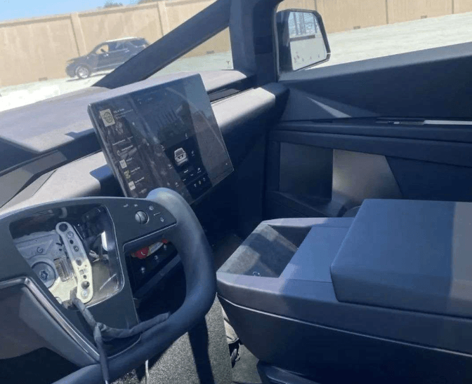 特斯拉Cybertruck最新内饰谍照曝光 取消Yoke方向盘