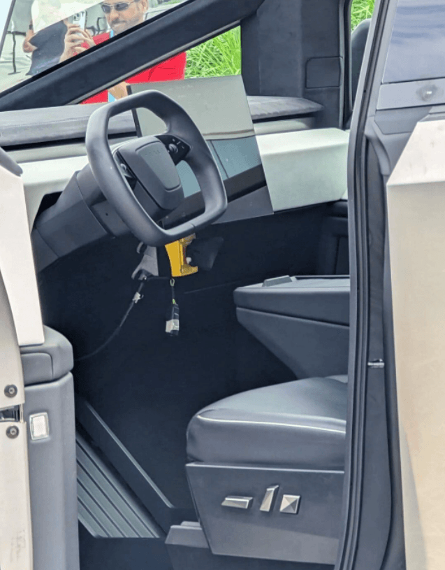 特斯拉Cybertruck最新内饰谍照曝光 取消Yoke方向盘