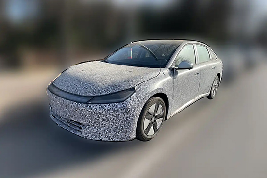 定位中型车 极狐S3增程版路试谍照曝光