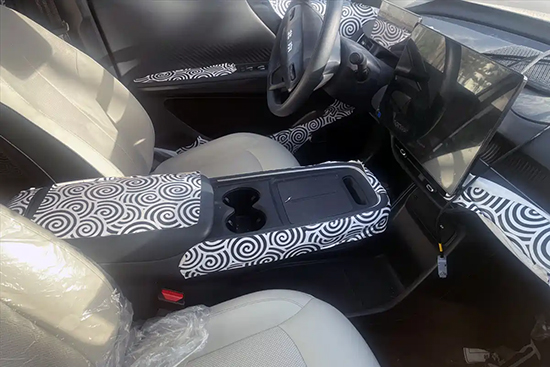 定位中型车 极狐S3增程版路试谍照曝光