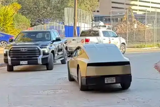 无方向盘设计 曝特斯拉Cybercab路试谍照