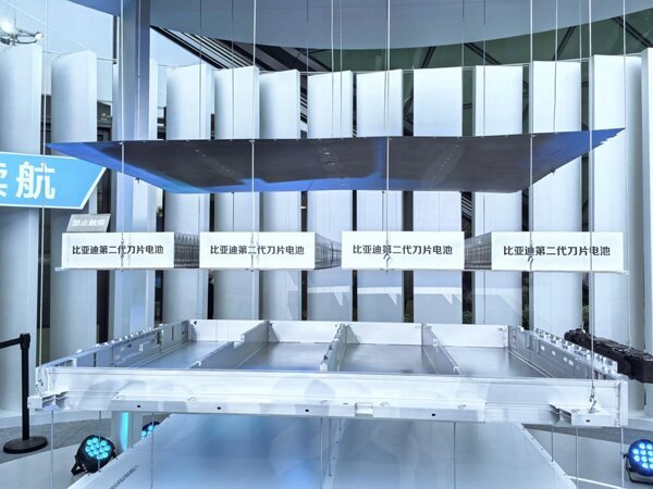 王传福再出“王炸”!刀片电池“边闪充边针刺”都不着火? 王传福再出“王炸”!刀片电池“边闪充边针刺”都不着火?