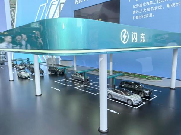 王传福再出“王炸”!刀片电池“边闪充边针刺”都不着火? 王传福再出“王炸”!刀片电池“边闪充边针刺”都不着火?