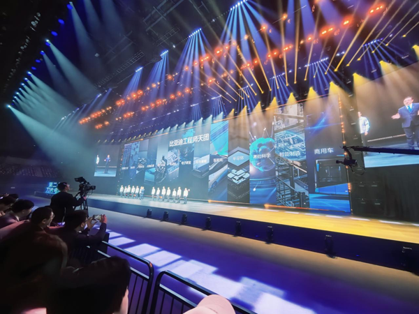 王传福再出“王炸”!刀片电池“边闪充边针刺”都不着火? 王传福再出“王炸”!刀片电池“边闪充边针刺”都不着火?