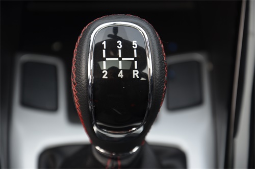 手动变速箱换挡质感佳,行程短,有吸入感