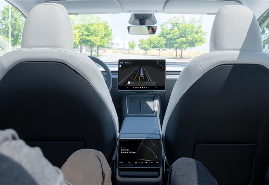 特斯拉Robotaxi上线首日涉嫌违反交规，再遭NHTSA审查