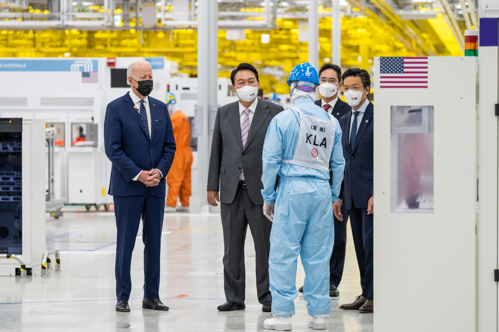 美国总统拜登抵达韩国 首站参观三星芯片厂
