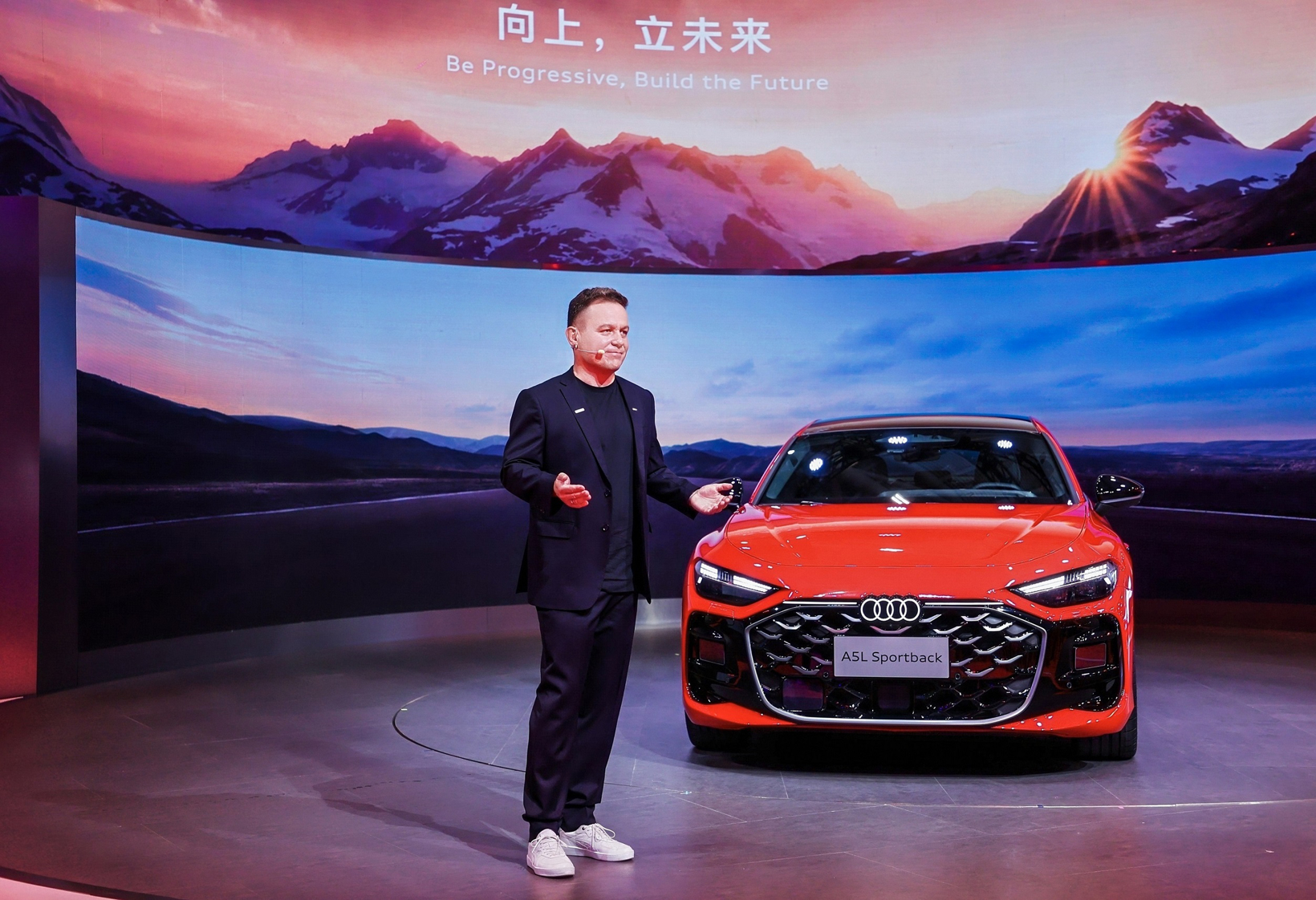 上汽奥迪双品牌驱动 双星亮相2025粤港澳大湾区车展