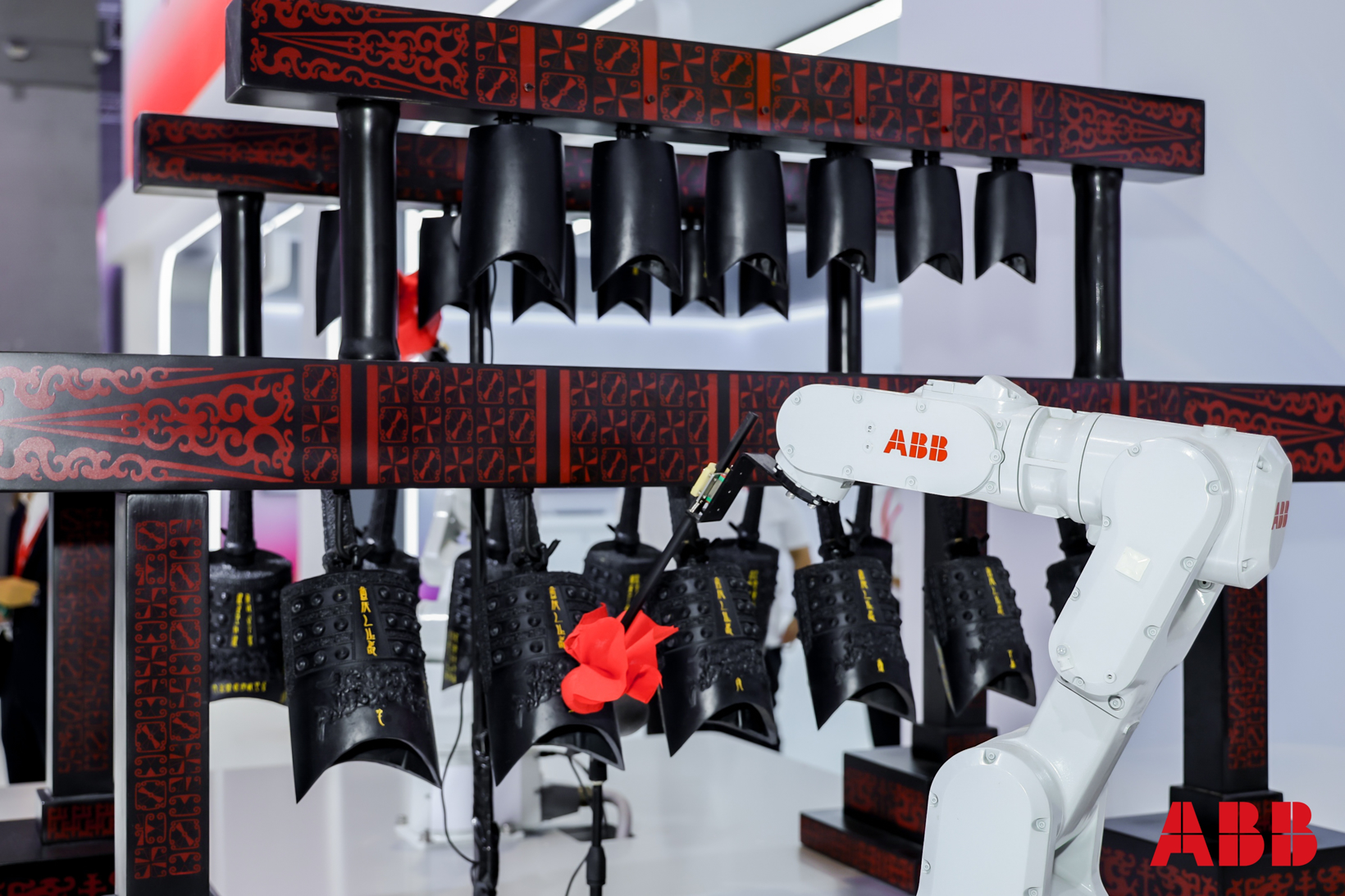 ABB亮相2025工博会，展示机器人未来新图景