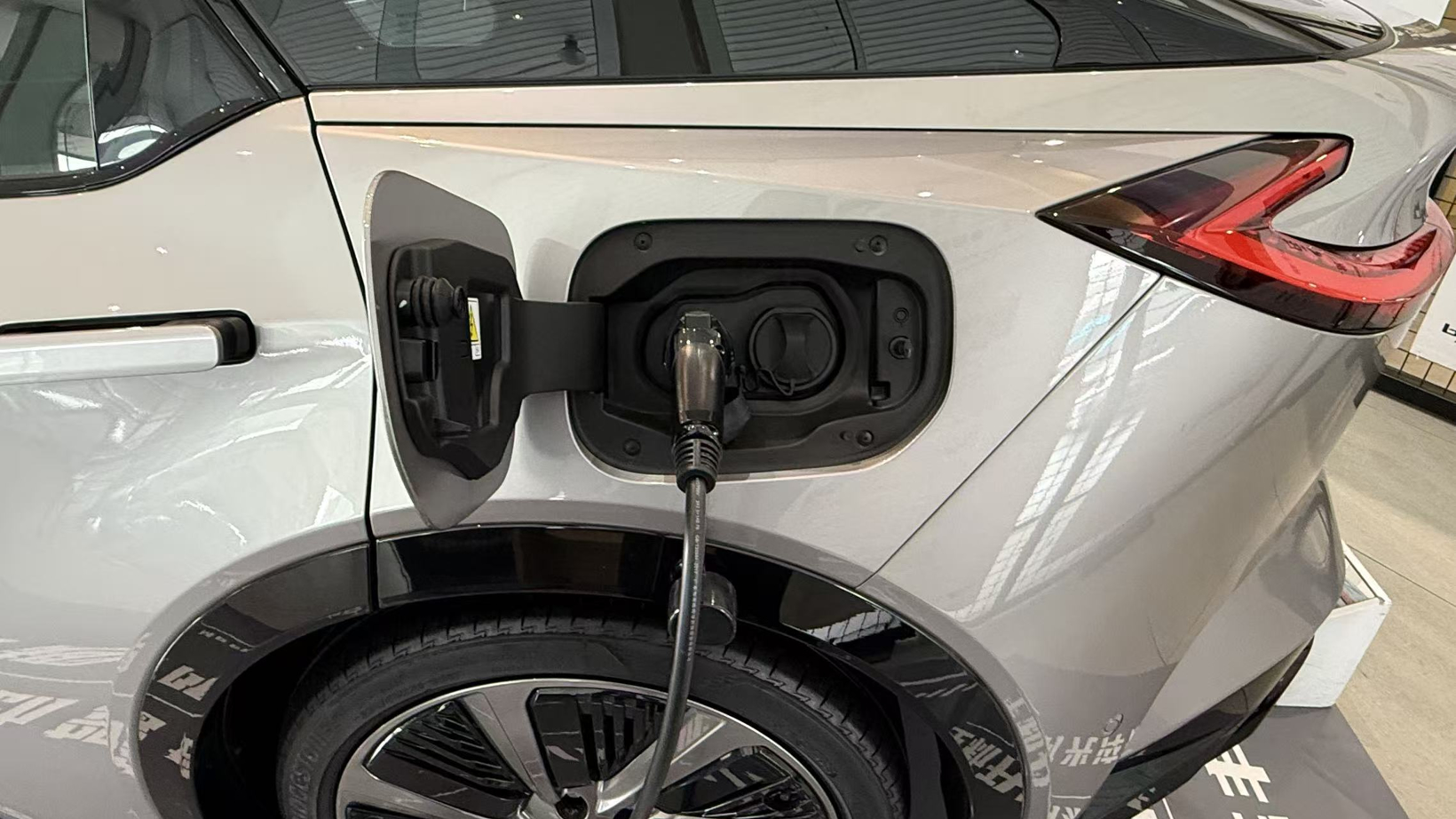 试驾丰田纯电动汽车bZ5