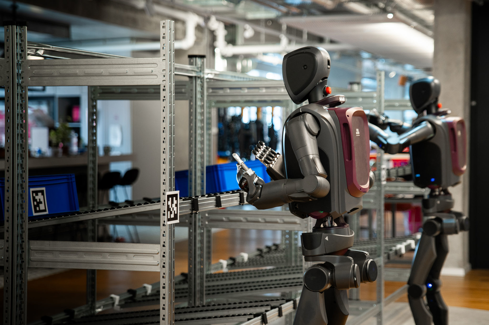 图3. 人形机器人在真实仓储场景下的协同工作流程中，安全可靠地完成自主作业.jpg